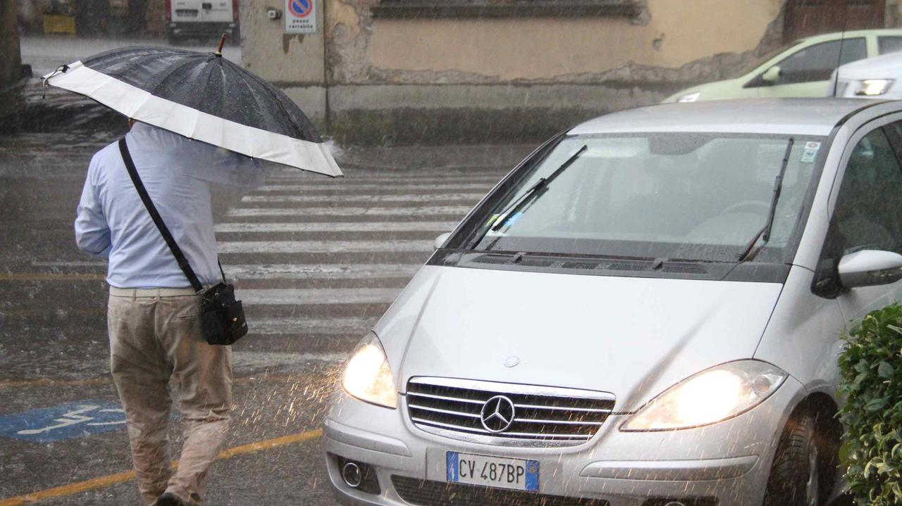 L'improvviso acquazzone che ha colpito Prato nei giorni scorsi (foto Batavia)