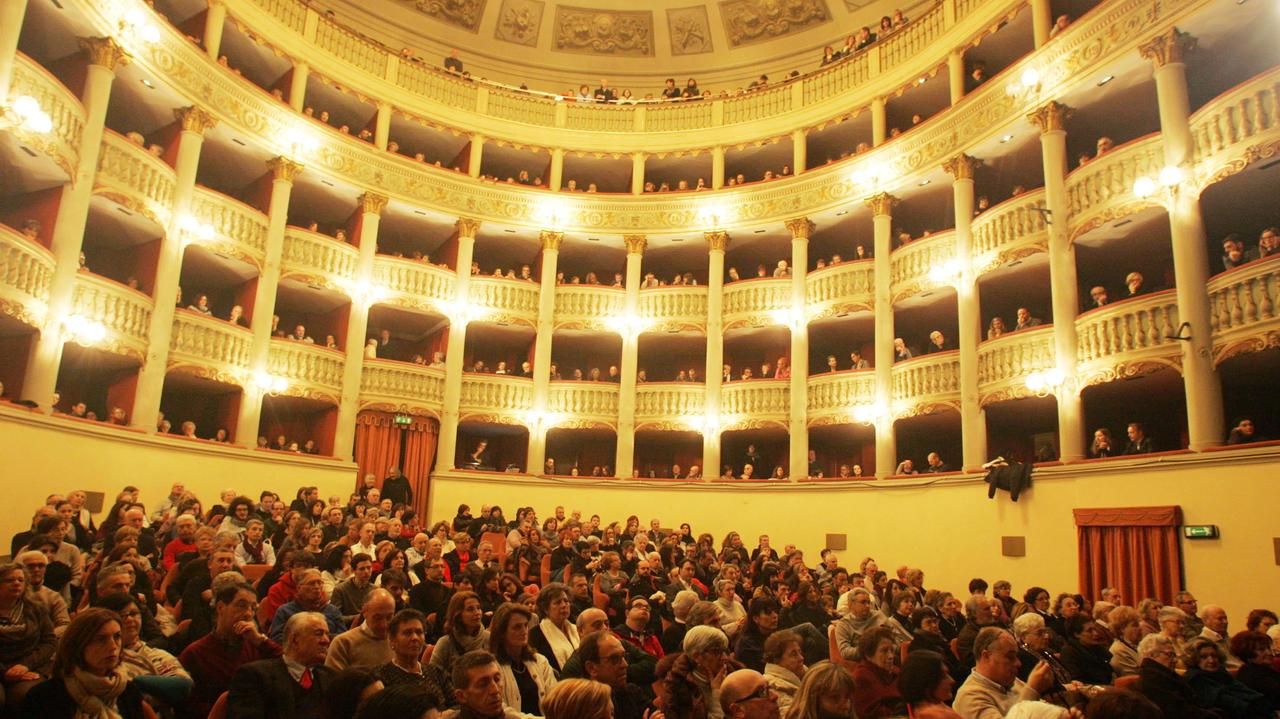 La platea del Teatro Metastasio (foto Batavia)