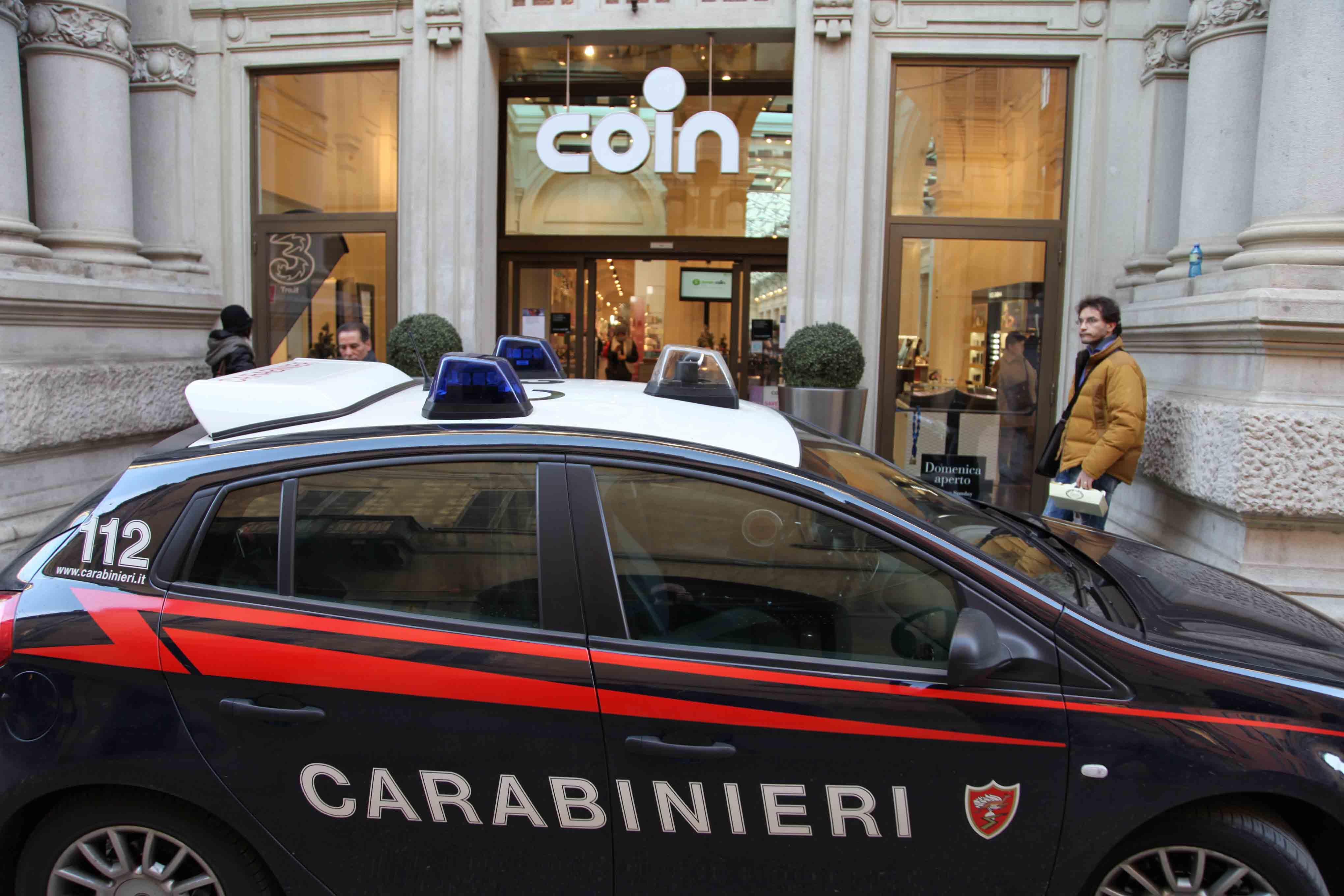 Ruba nel Coin in cui lavora per fare regali agli amici, arrestato 