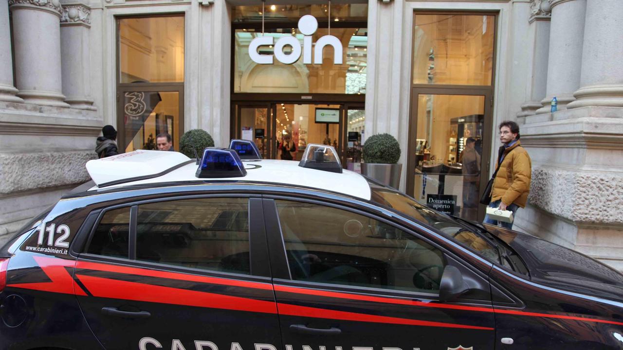 Ruba nel Coin in cui lavora per fare regali agli amici, arrestato