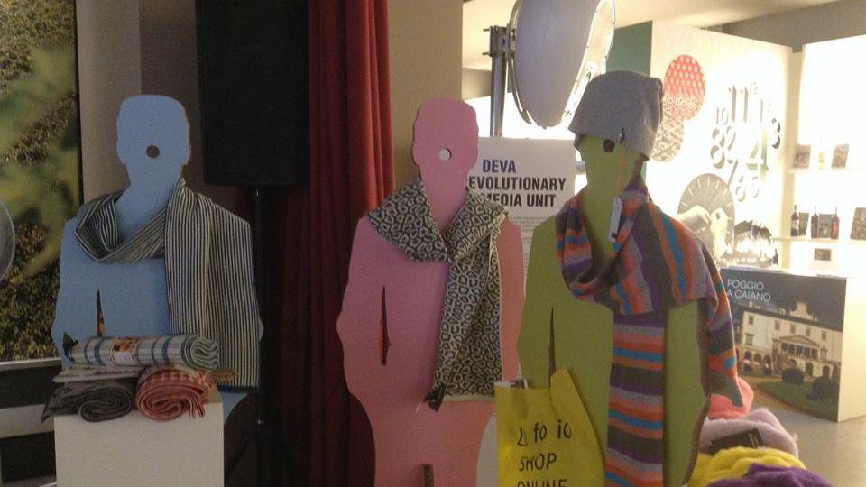Le sciarpe di Aqualaguna e Lofoio esposte al Fuori Expo
