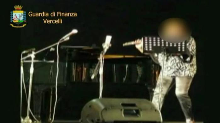 Una delle foto che incastrano l'insegnante