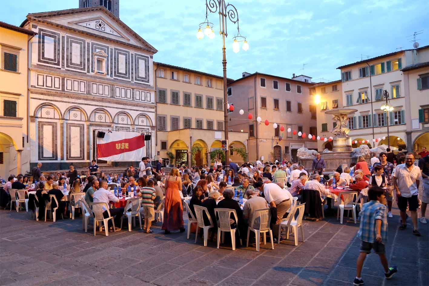 La cena dell'Use in piazza Farinata degli Uberti (foto agenzia Carlo Sestini)