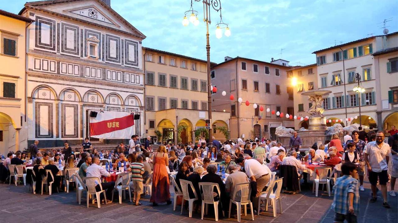 La cena dell'Use in piazza Farinata degli Uberti (foto agenzia Carlo Sestini)