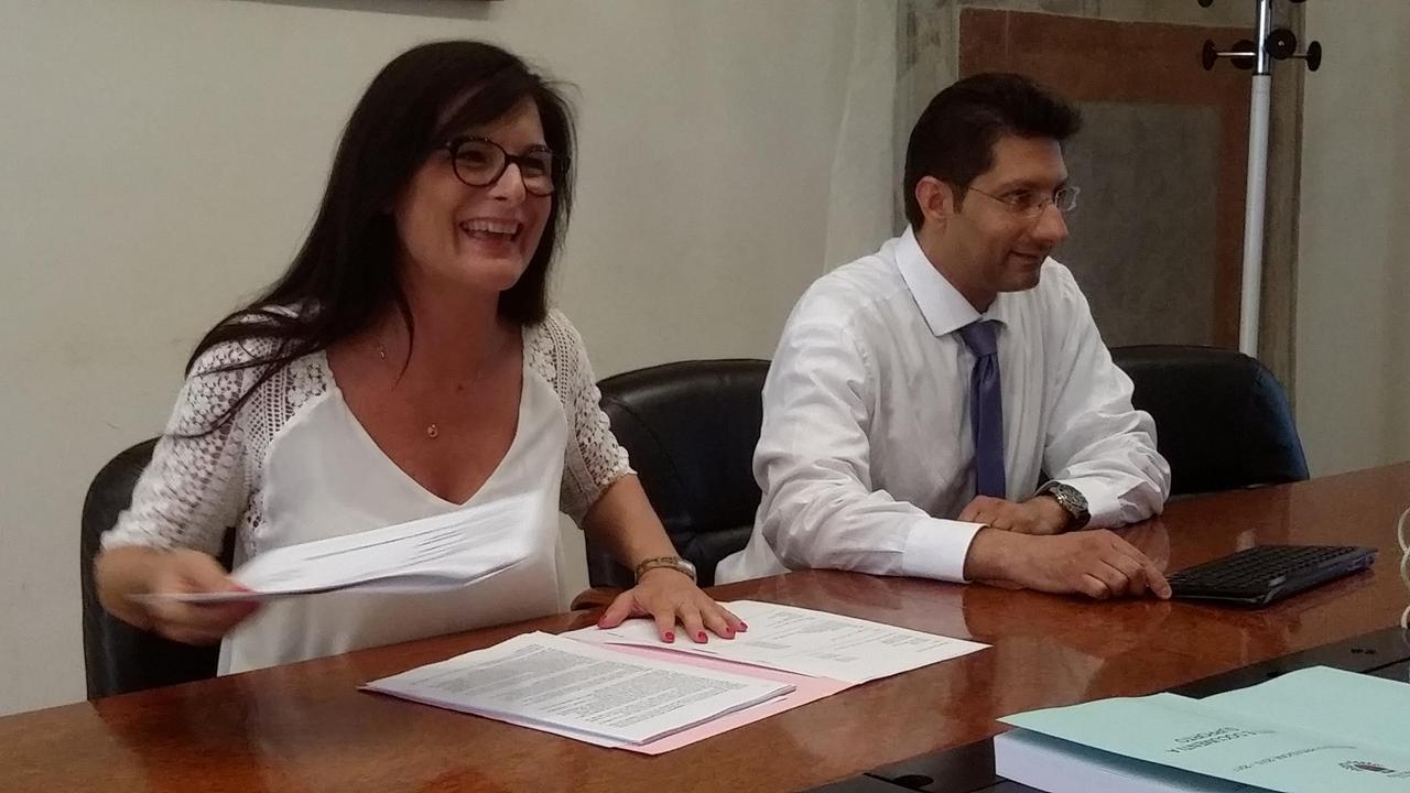 L'assessore al Bilancio Monia faltoni e il ragioniere capo Davide Zenti