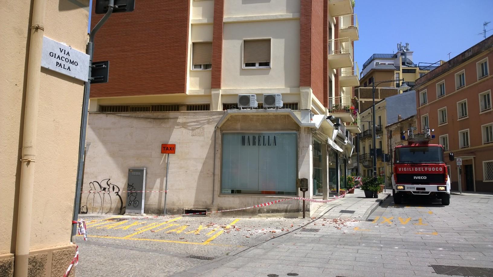 I calcinacci caduti dal palazzo di corso Umberto