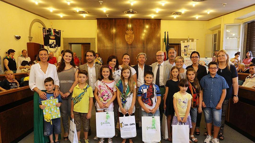 I bambini della scuola Pascoli premiati per i disegni della miglior vetrina del Palio