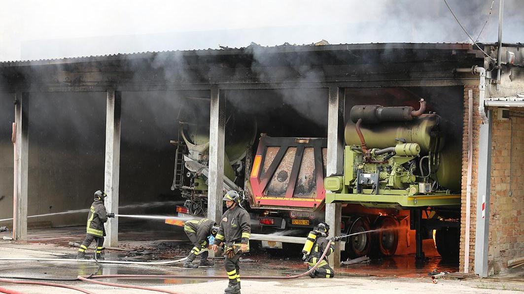 I vigili del fuoco durante le operazioni di spegnimento