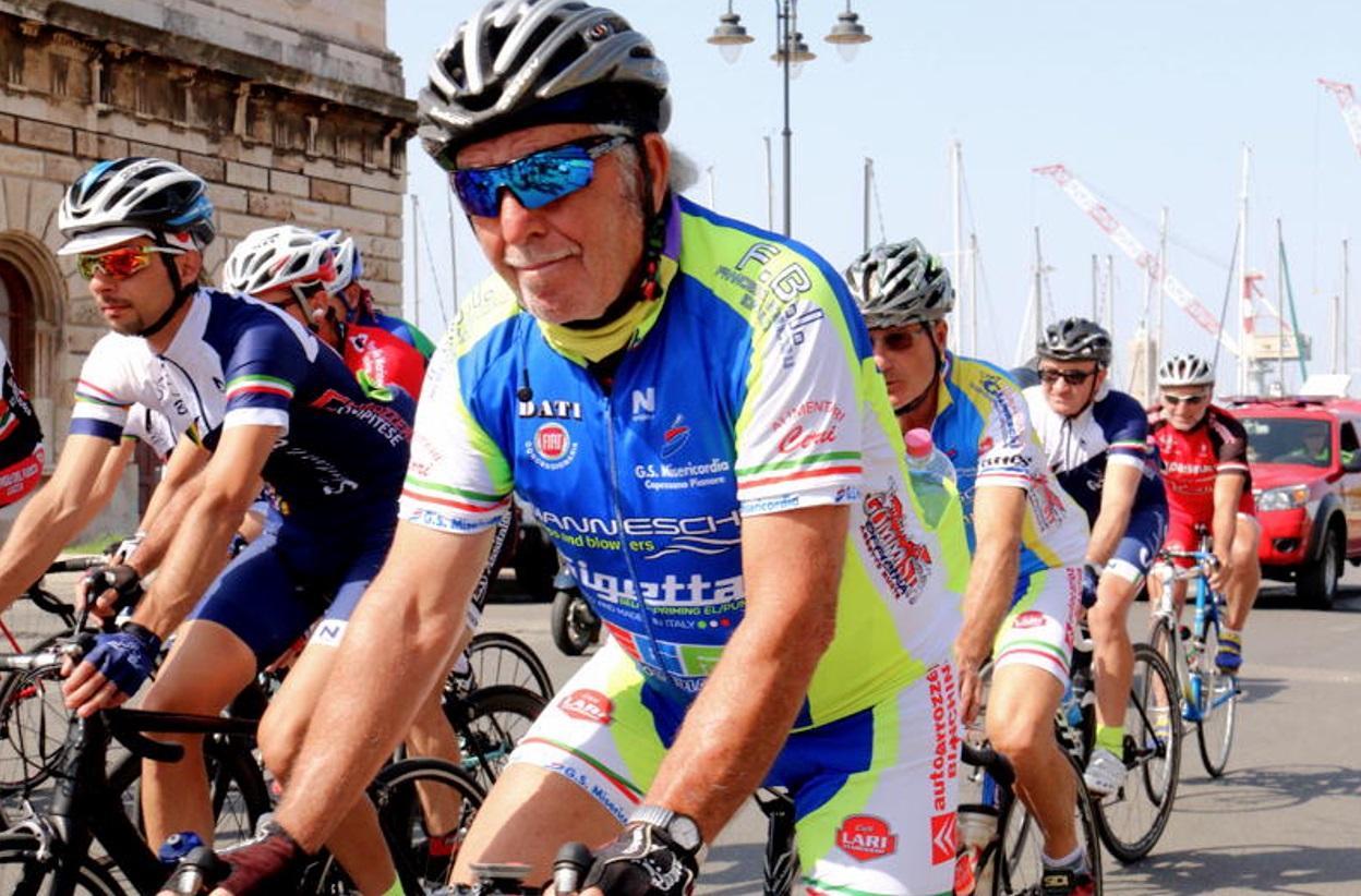 Un gruppo di ciclisti alla ciclopedalata (Marzi Pentafoto)