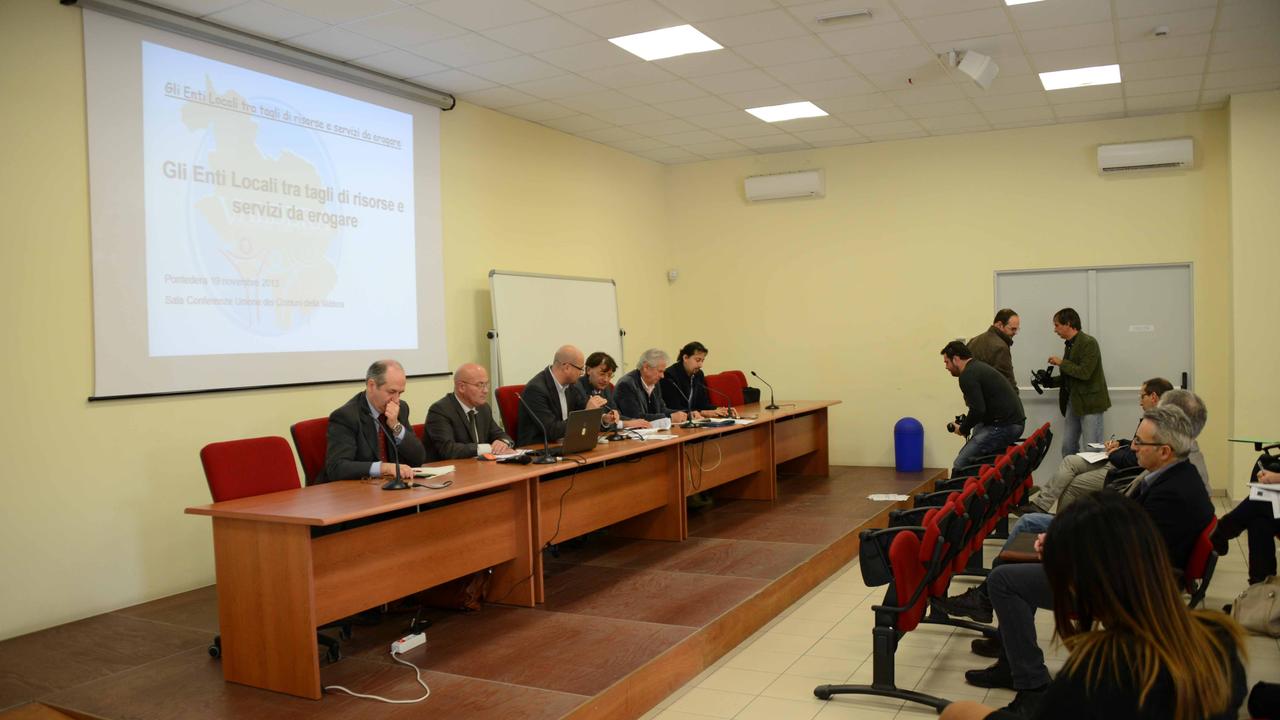 Sindaci ad una riunione dell'Unione dei Comuni della Valdera