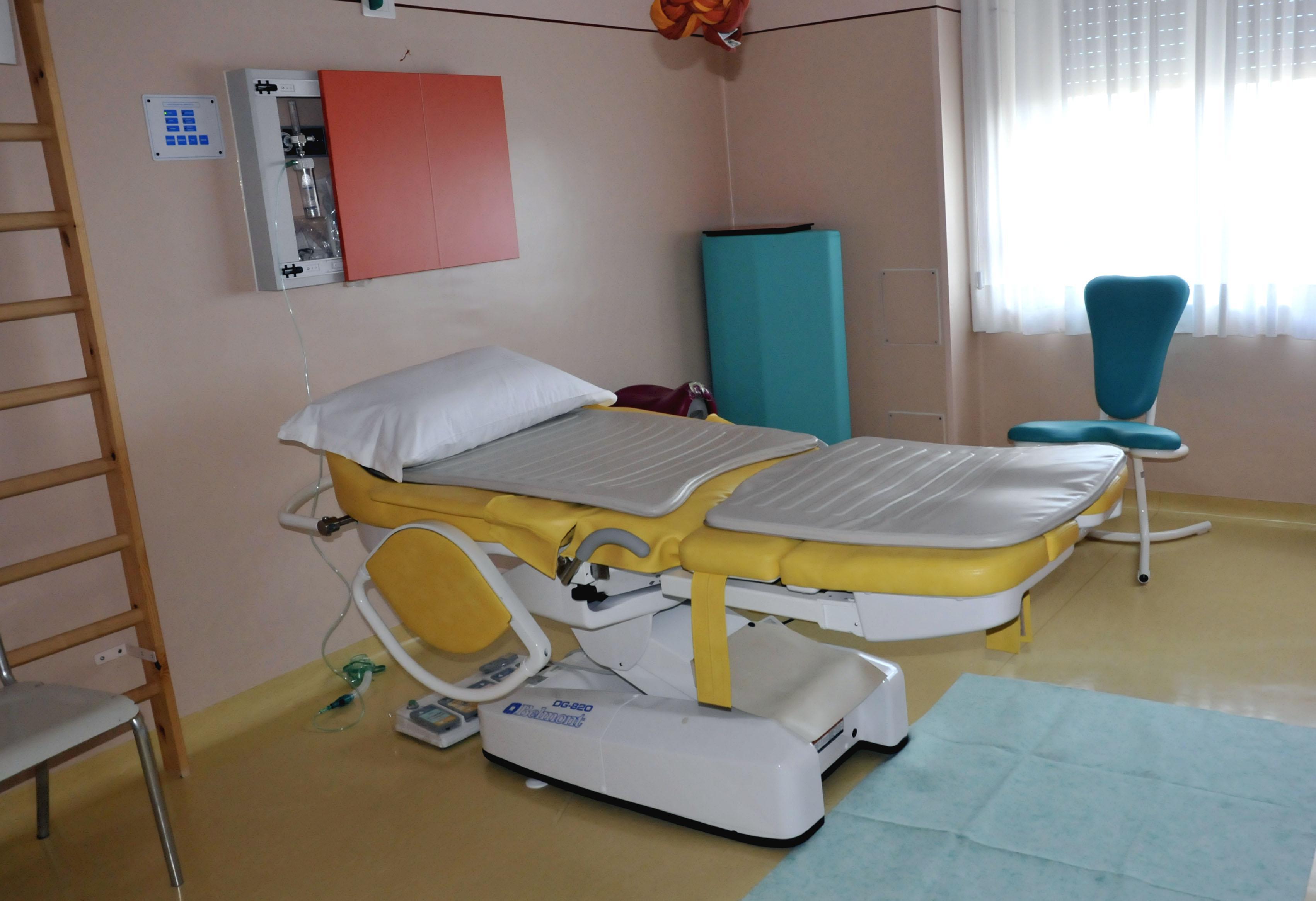 Una delle sale parto del reparto di Ostetricia