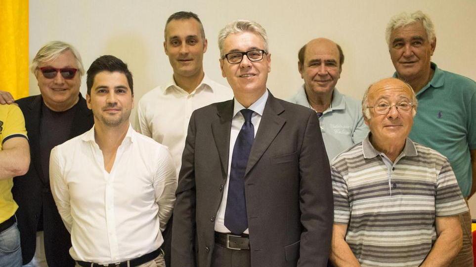 Il presidente Marco Innocenti (al centro) con i dirigenti del Montecatini Calcio (Foto Nuci)