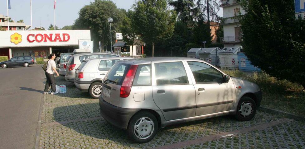 I vigili bloccano uno spacciatore e i passanti li applaudono 