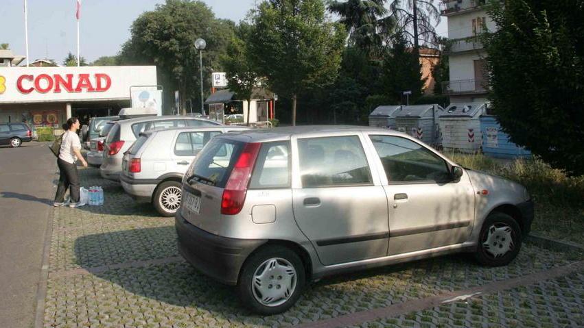 I vigili bloccano uno spacciatore e i passanti li applaudono