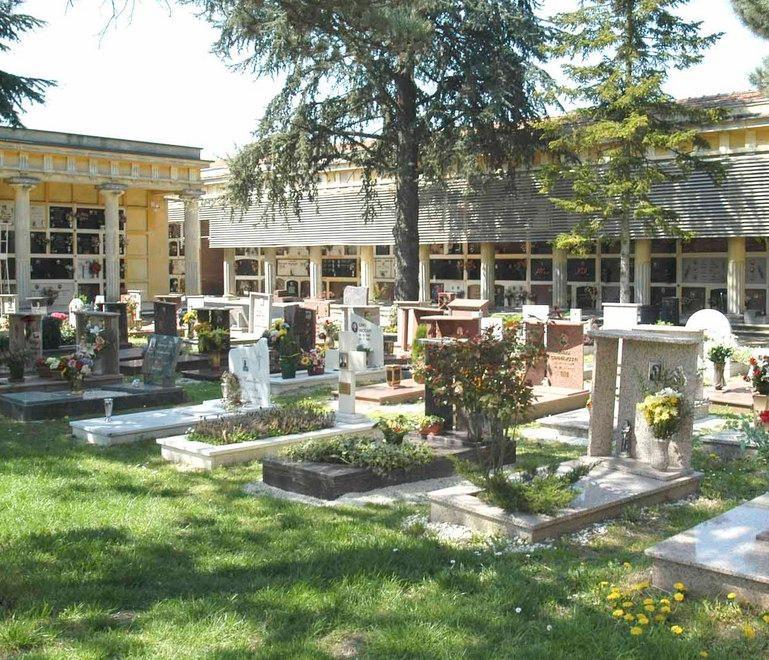 Furti misteriosi al cimitero di Soliera e macabri vandalismi sulle tombe 