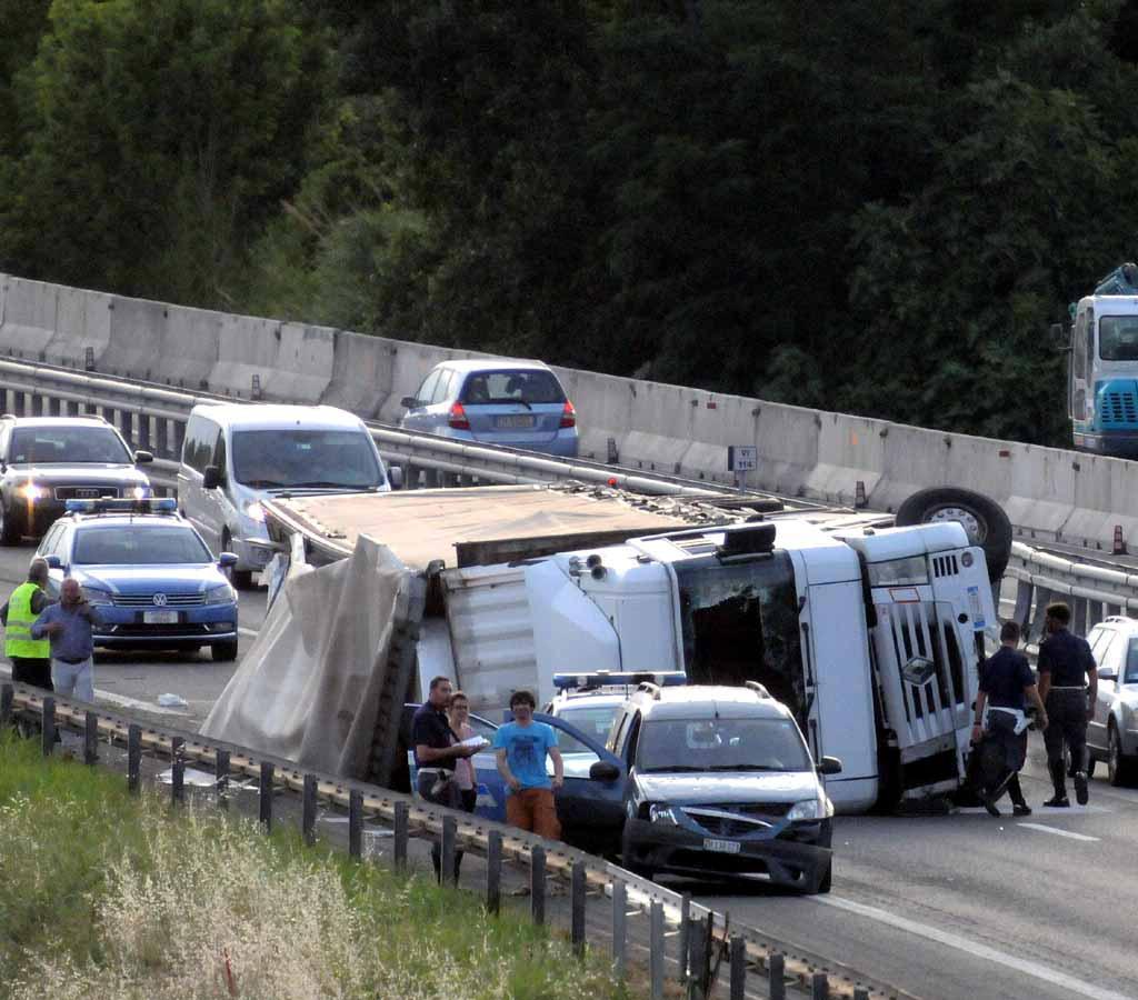 Camion ribaltato in autostrada