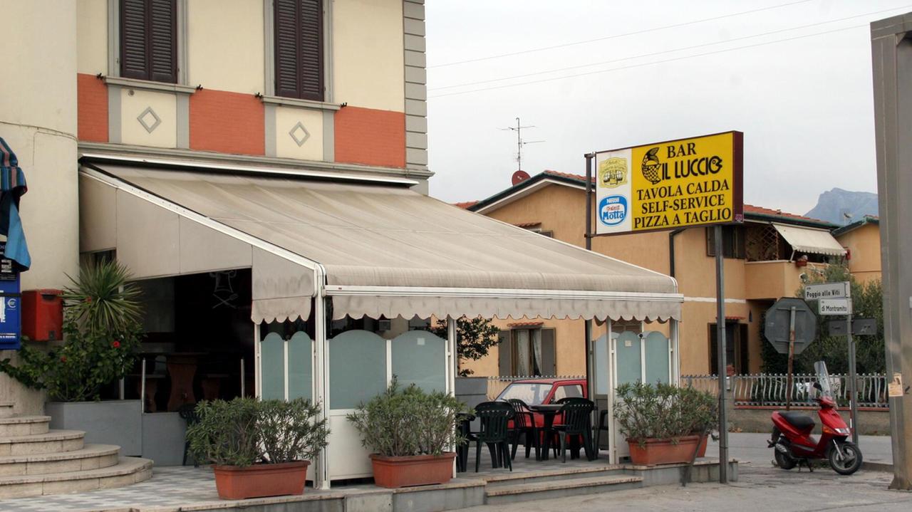 La via di Montramito di fronte al bar Il Luccio: qui è avvenuto l'incidente mortale