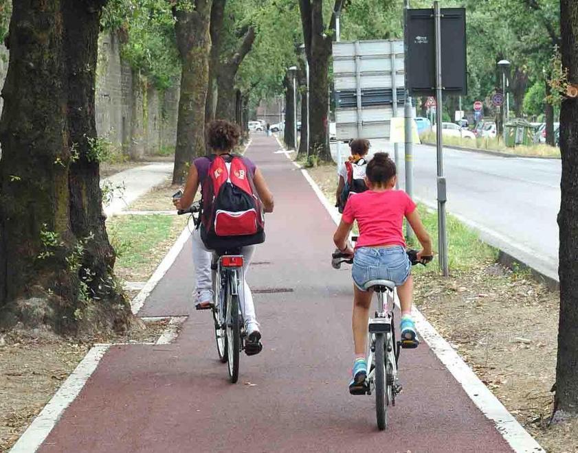 Venti nuove panchine lungo la pista ciclabile