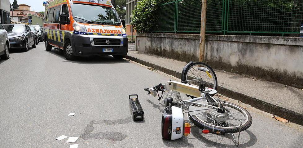 Scontro auto-bici, ferito un anziano