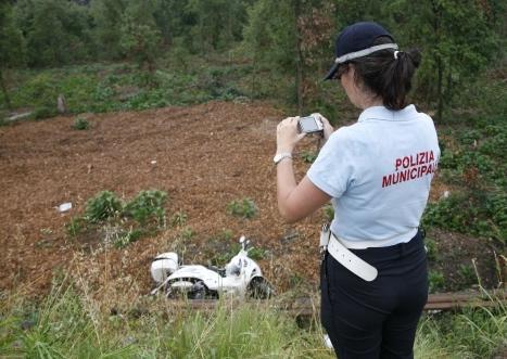 Grave scooterista caduta nel fosso dopo volo di 5 metri 