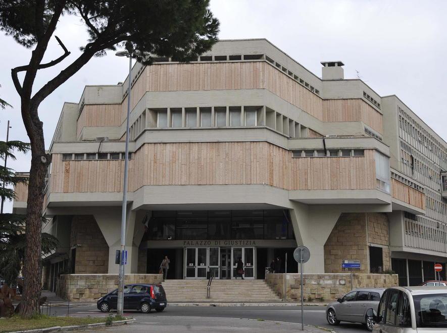 «Dico che fai film porno» Estorsione alla ballerina 