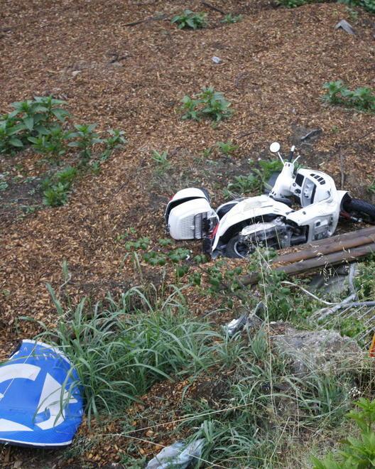 Finisce nel fossato con lo scooter grave una donna