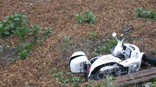 Finisce nel fossato con lo scooter grave una donna
