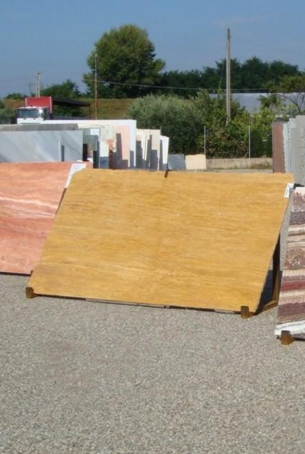 Rubati un camion e lastre di marmo per ventimila euro 