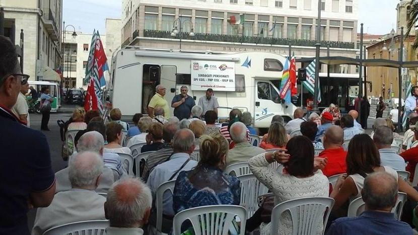 Pensionati sotto il Comune contro i tagli al sociale
