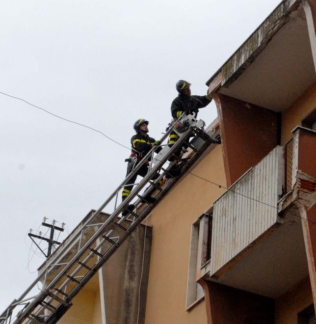 Calcinacci sui passanti, tragedia sfiorata 