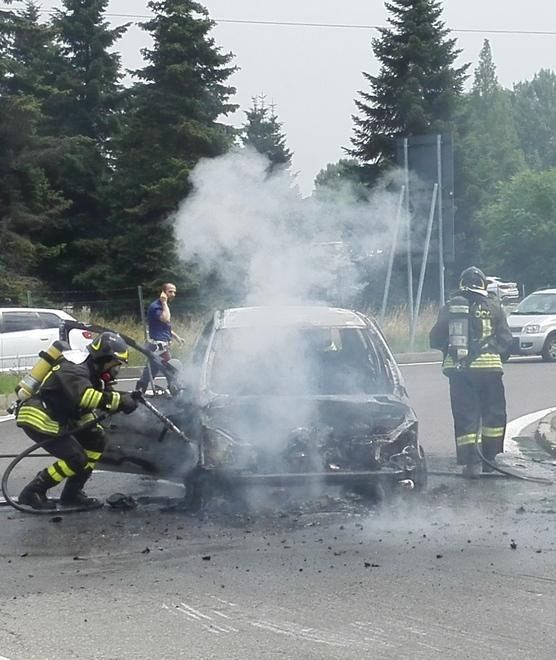  I vigili del fuoco spengono auto avvolta dalle fiamme