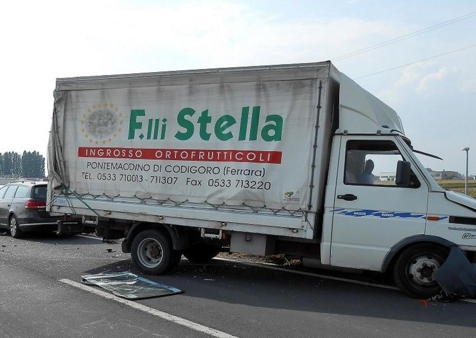 Muore nello scontro tra auto e camion 