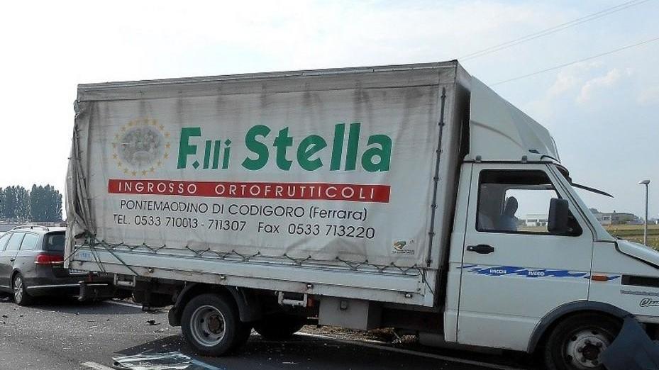Muore nello scontro tra auto e camion