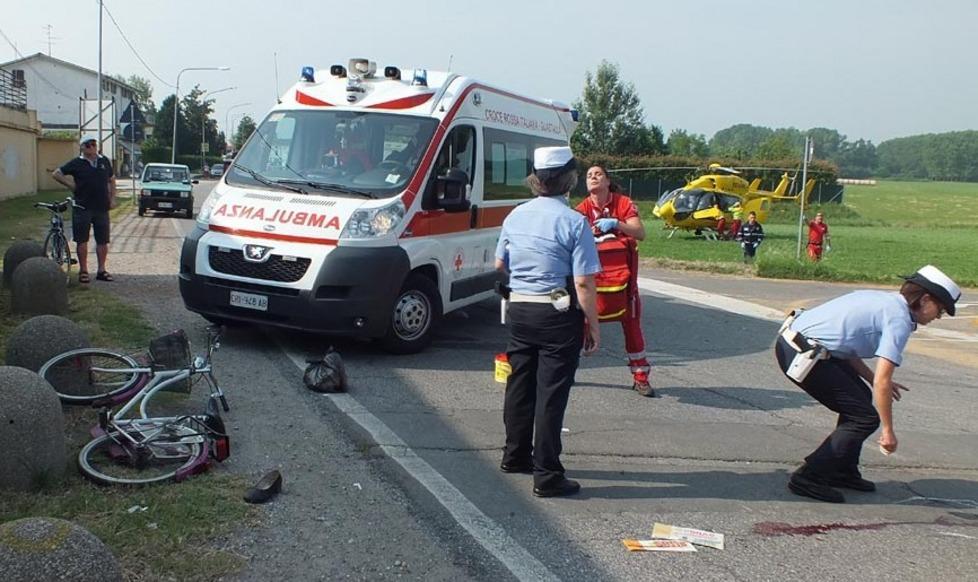 Anziana travolta in bici, è grave 