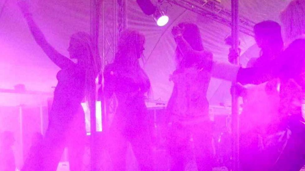 «Paga o dico che fai i film porno» A processo per il ricatto al night