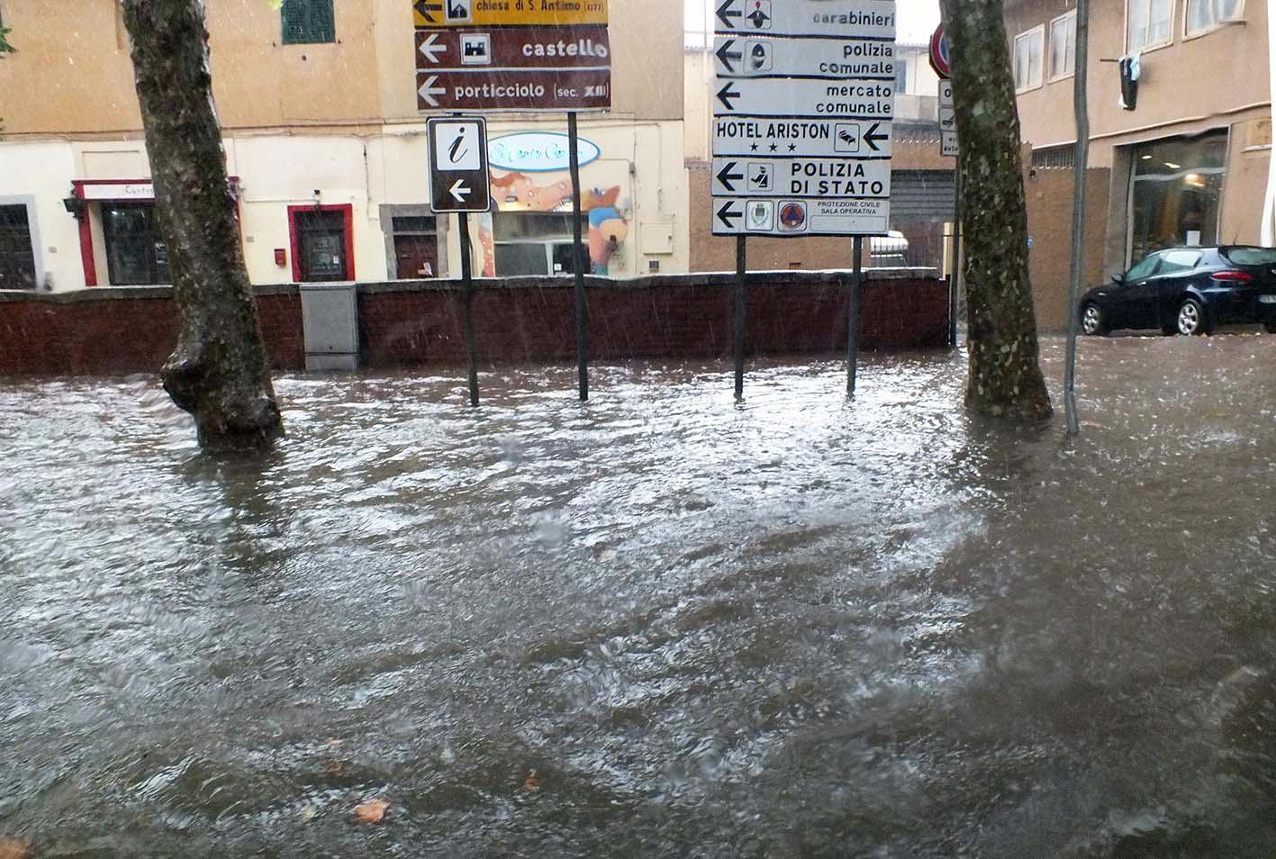 È il primo ottobre 2014, via Leonardo da Vinci un lago (foto Paolo Barlettani)