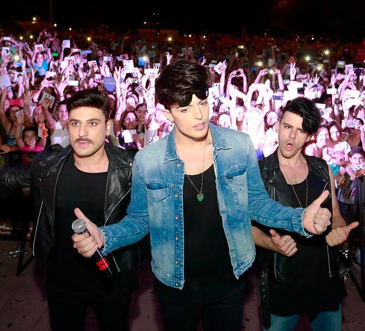 Che ressa per i Kolors la band “assediata” dai fan  modenesi