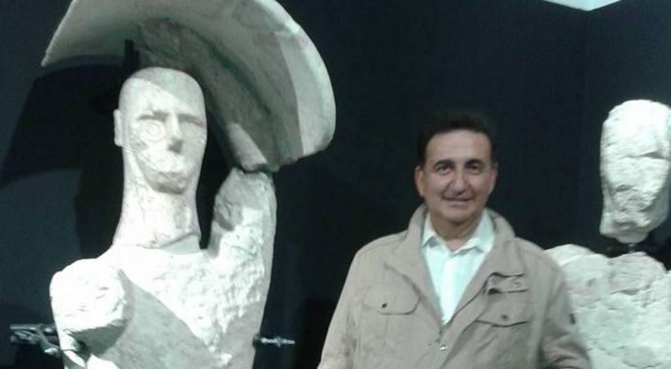 Roberto Giacobbo di Voyager accanto a un gigante di Mont'e Prama