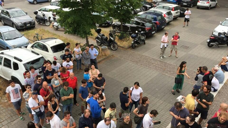 Caccia ai biglietti per la Grissin Bon, i vigili multano le auto dei tifosi