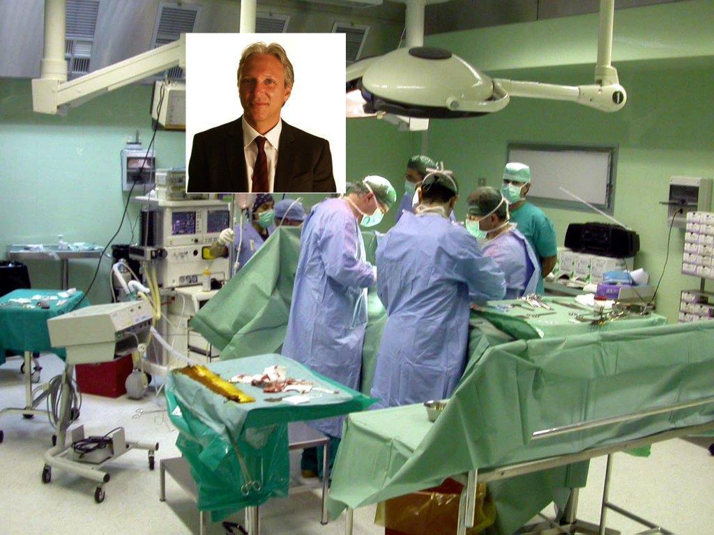 Un intervento chirurgico e, nel riquadro, il dottor Littara