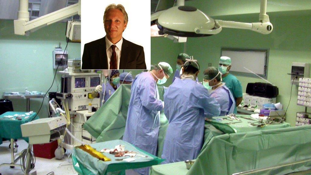 Un intervento chirurgico e, nel riquadro, il dottor Littara