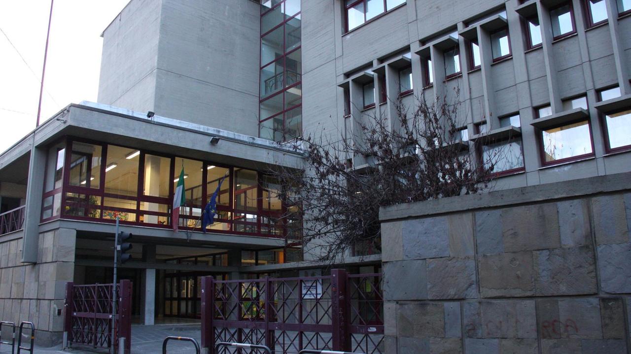 L'esterno della scuola media Mazzoni