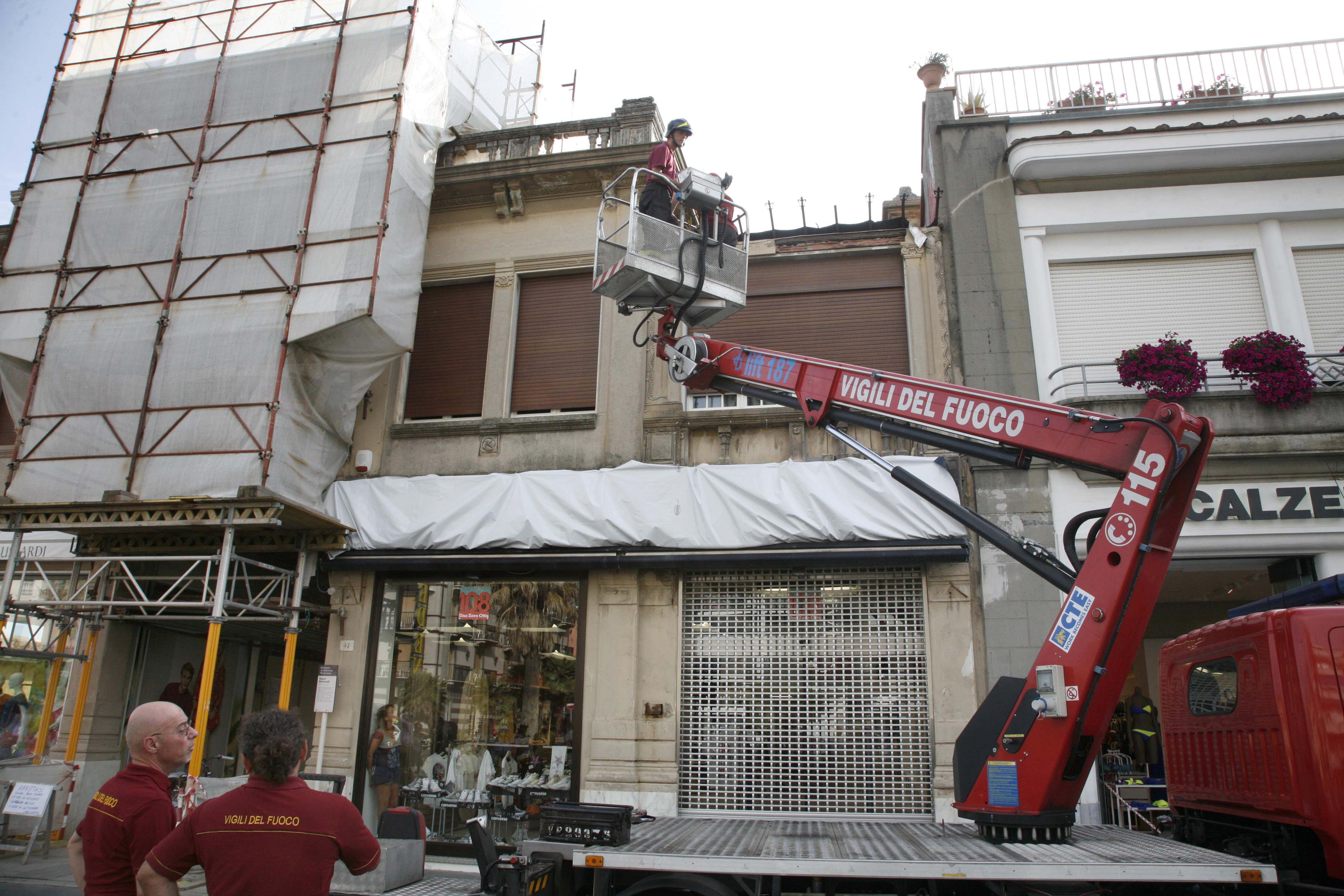 I vigili del fuoco al lavoro per mettere in sicurezza l'area del crollo