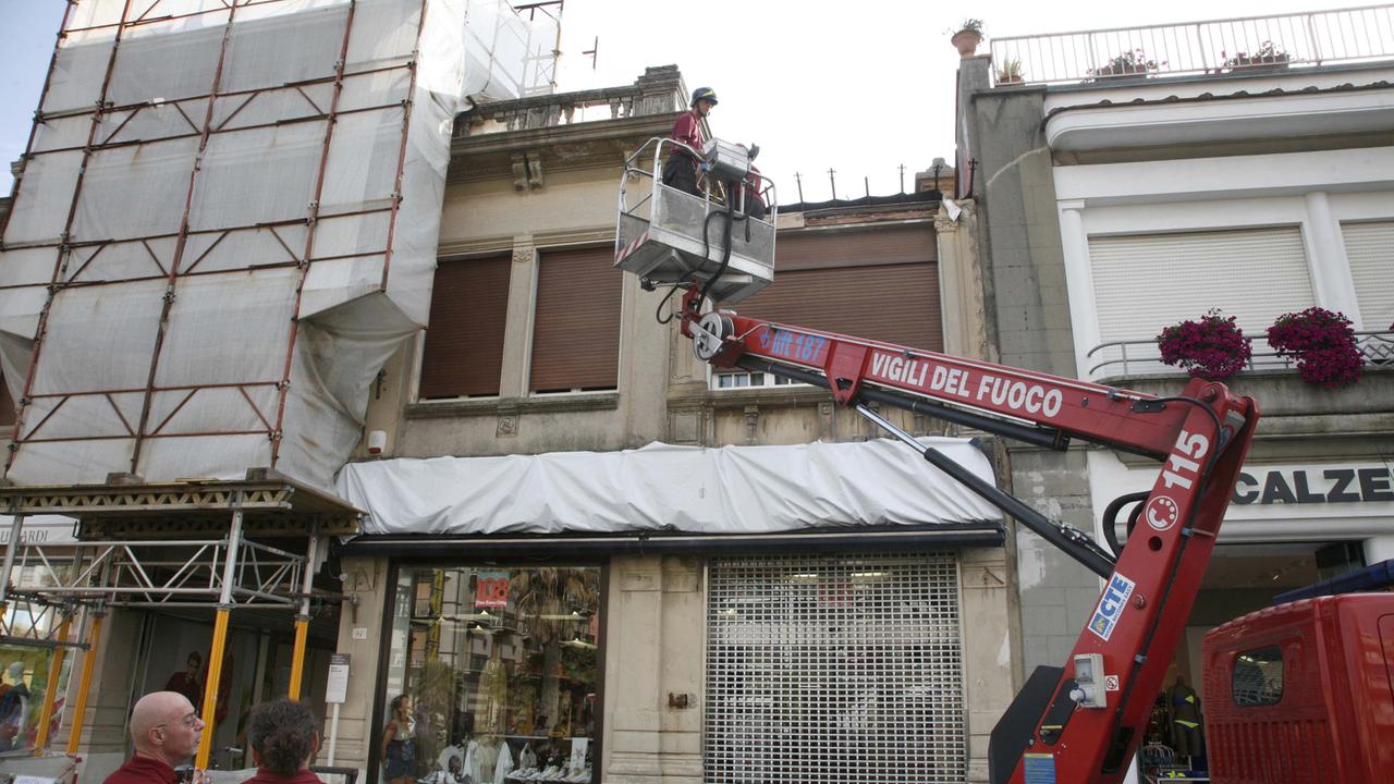I vigili del fuoco al lavoro per mettere in sicurezza l'area del crollo
