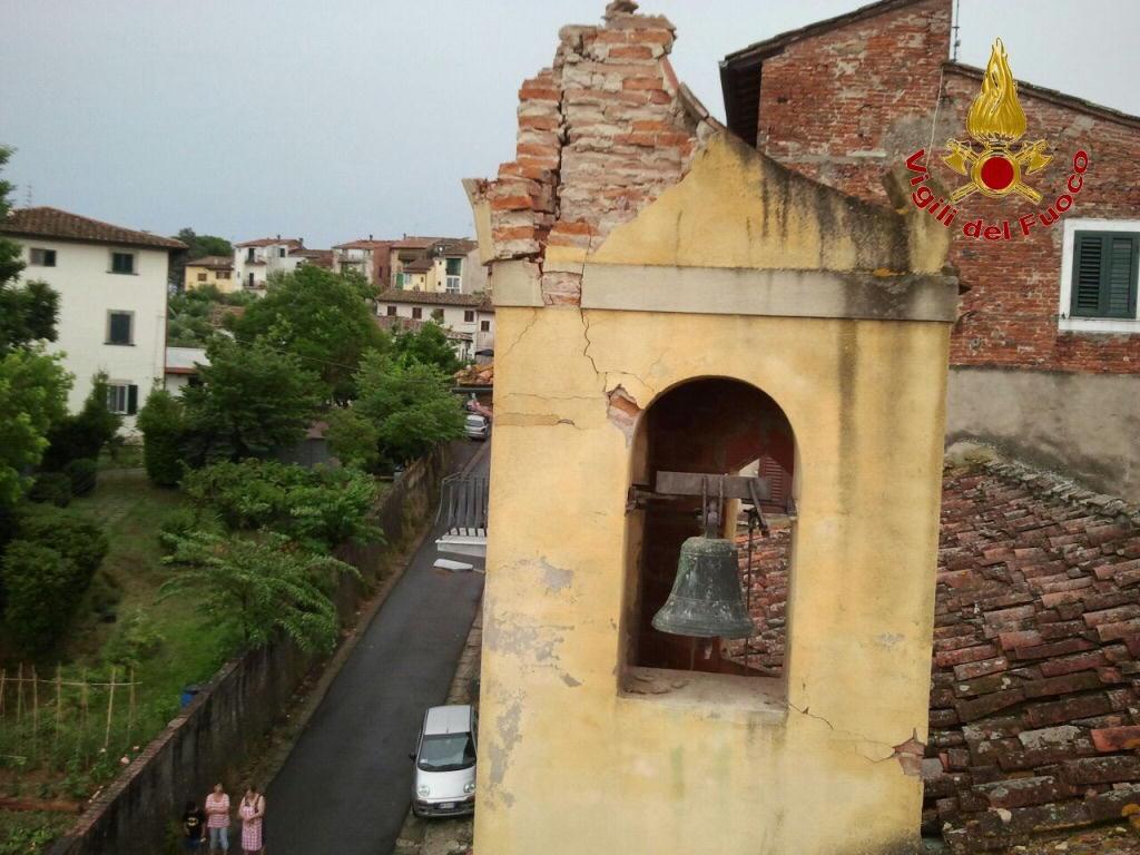 Fulmine si abbatte sul campanile della chiesa