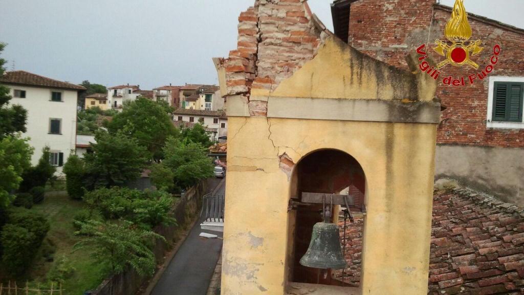 Fulmine si abbatte sul campanile della chiesa
