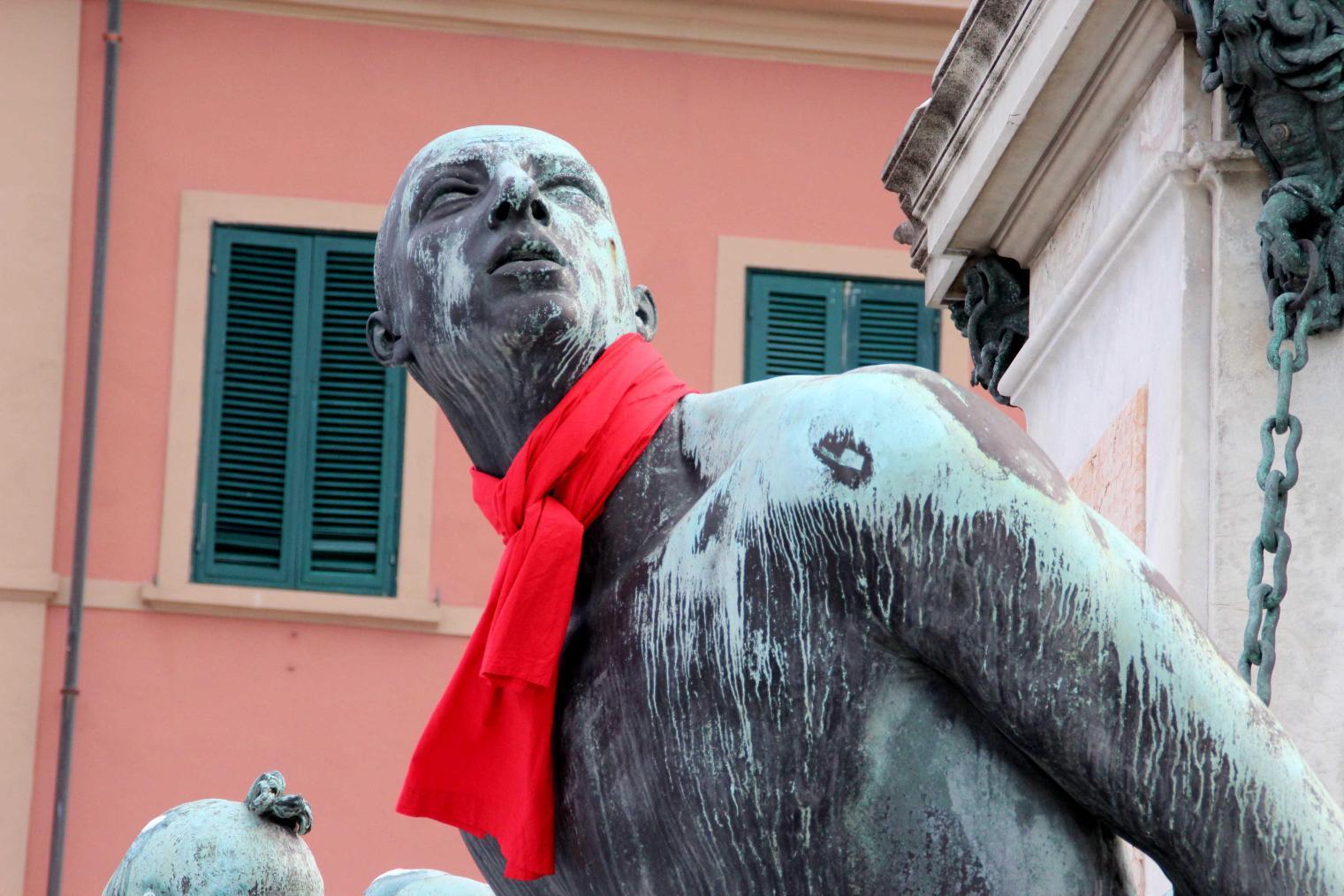 Uno dei quattro Mori con la sciarpa rossa al collo