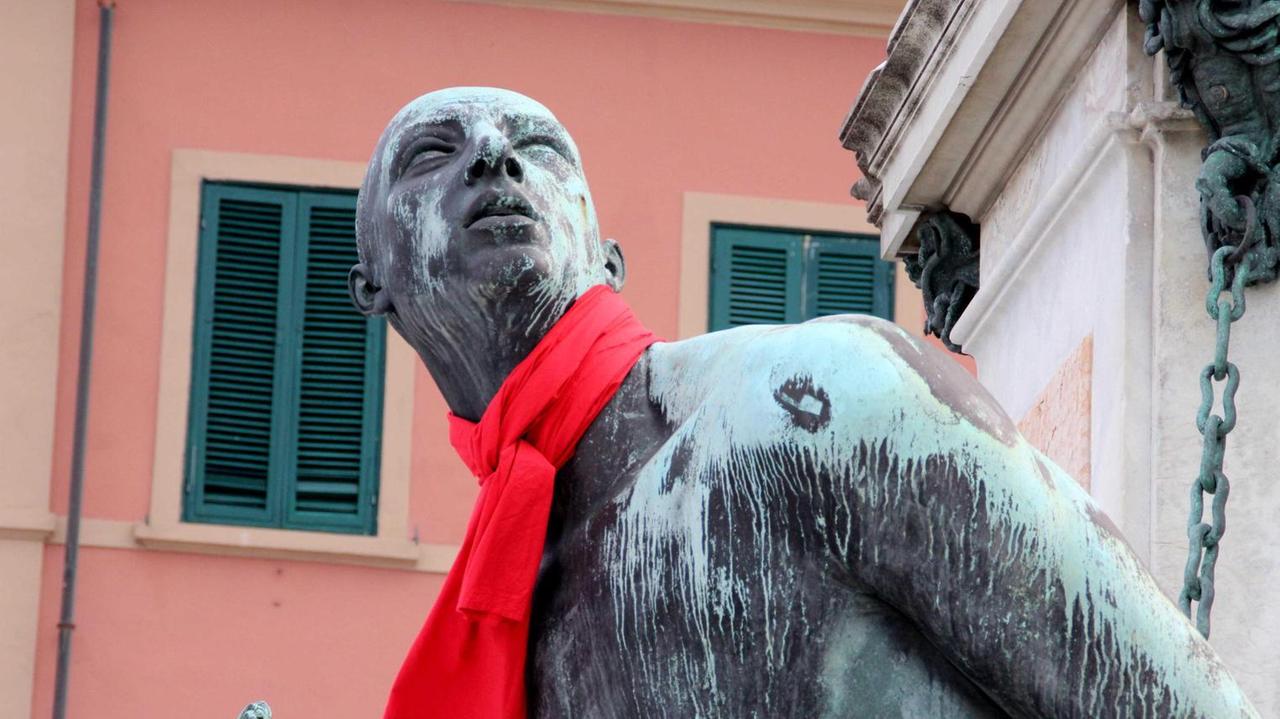 Uno dei quattro Mori con la sciarpa rossa al collo