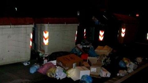 Via Strozzi, rifiuti gettati fuori dai cassonetti