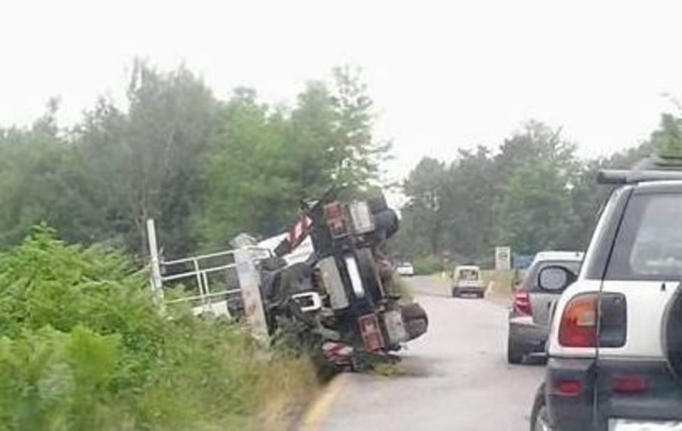 Autogru si ribalta sul cantiere fantasma 